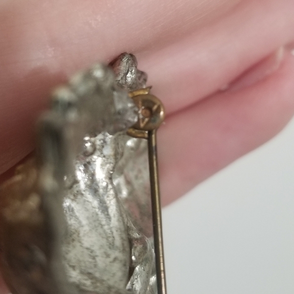 Vintage silvertone flower brooch - Picture 10 of 10